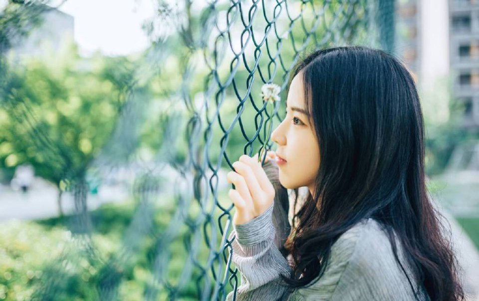 厌无事不烧香，有事上门还不烧香。无事不烧香，那是觉得自己人不要客气;有事上门不烧香，那是觉得他倒霉，你不帮他?你敢不帮他?